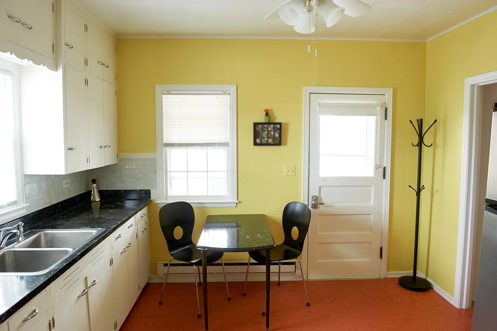 Eat-in modern kitchen with vintage style