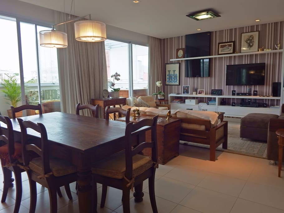 Sala integrada com terraço coberto com churrasqueira e Jacuzzi