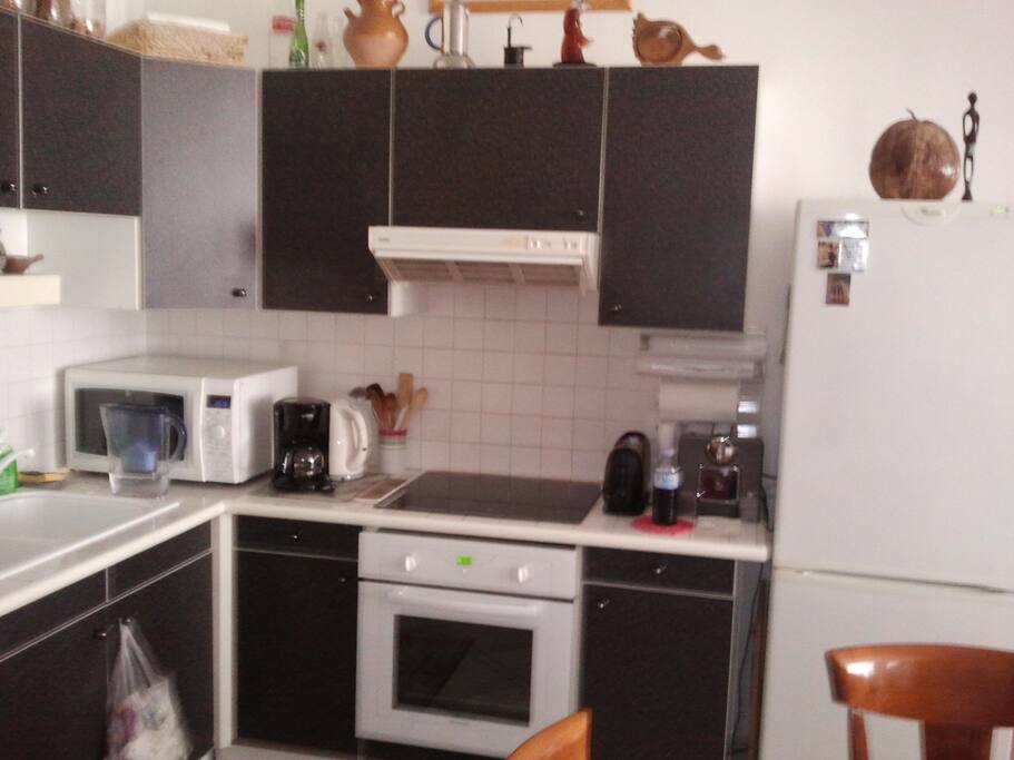 Cuisine équipée, ouverte sur salon.
