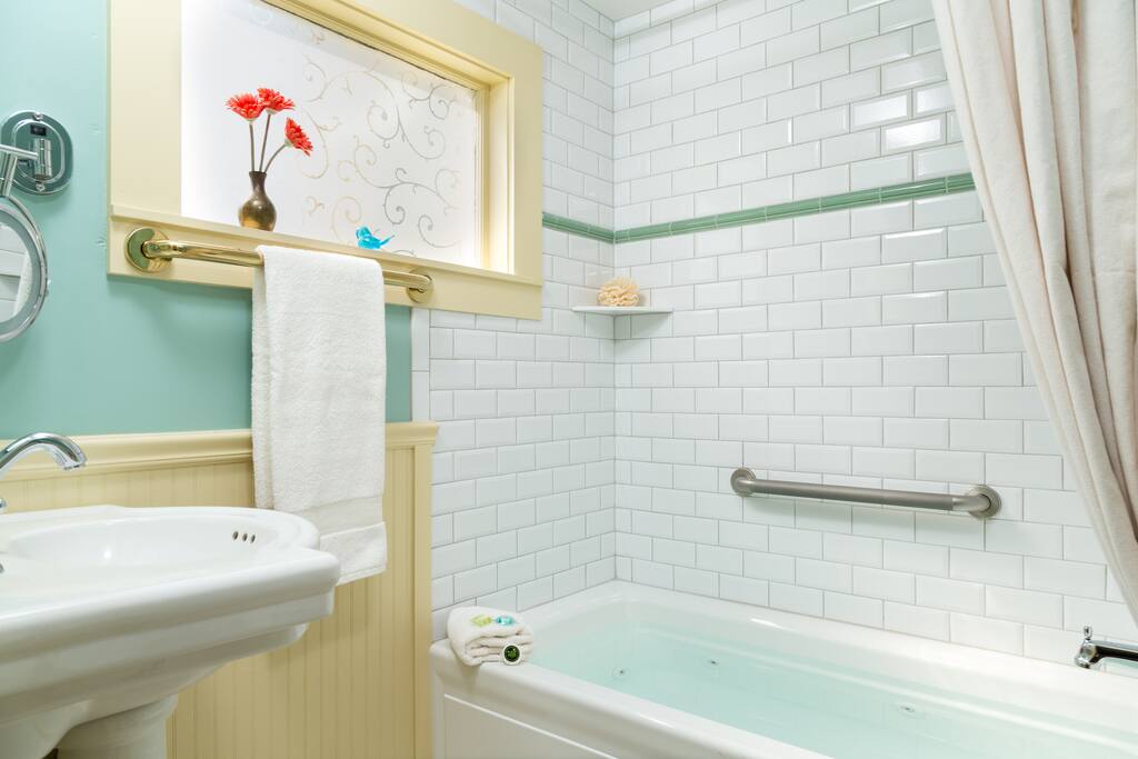Room 3 Bathroom in Rockland Talbot House