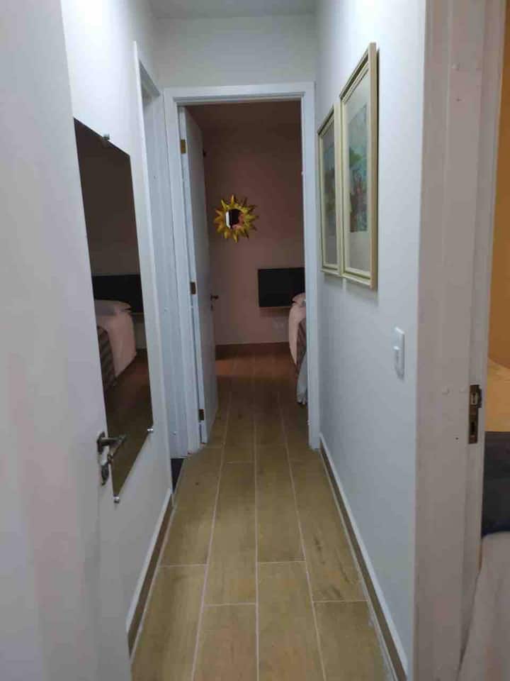 מסדרון לשני חדרי השינה וחדר הרחצה.