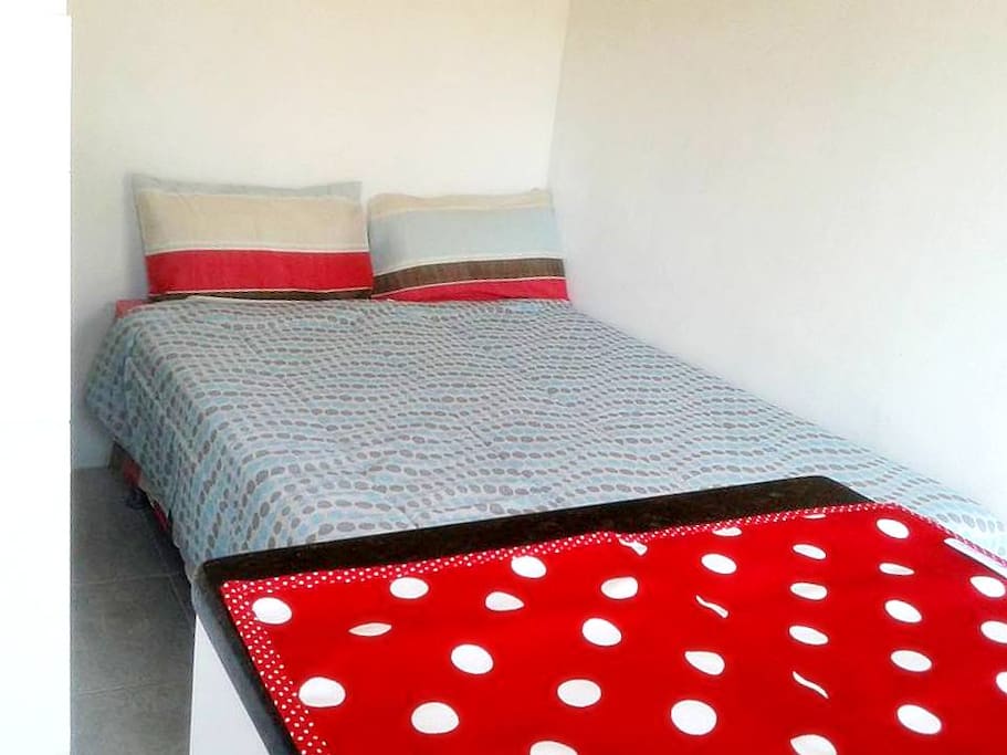 cama d casados, com colchòn ortopédico. Ropa de Cama
