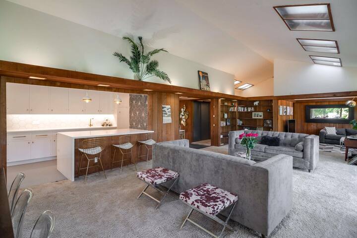 Architectural Gem Mid Century Modern in the Trees gallery image 5