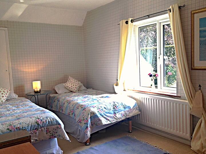 Двокреветна соба со поглед кон полињата.