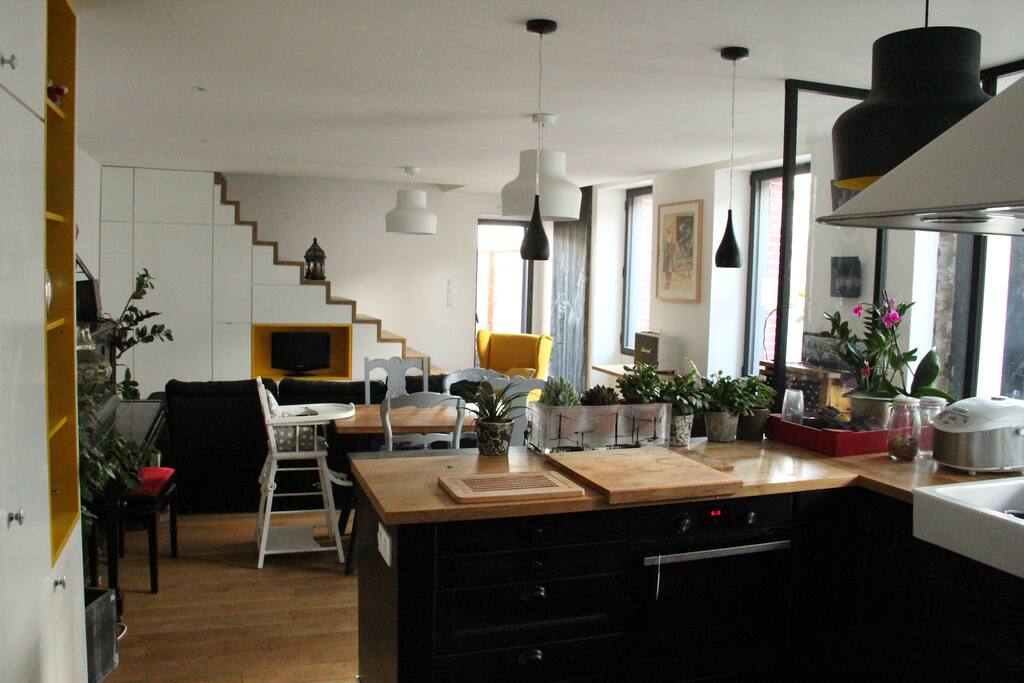 pièce de vie vue depuis la cuisine