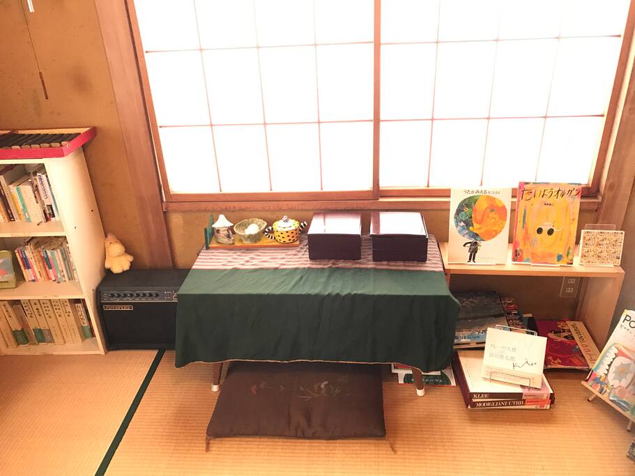 作業用、読書用に低い机もあります。wifiもあるので、パソコン作業も大丈夫です!自分の蔵書の本を大量に置いてあるので、読書にぜひ。長年本を集めてきたので、珍しい本もけっこうあるので、本好きには良い空間かなと思います。