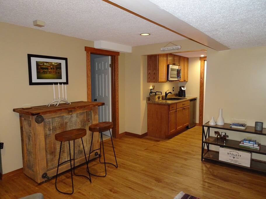 Bar & Kitchenette
