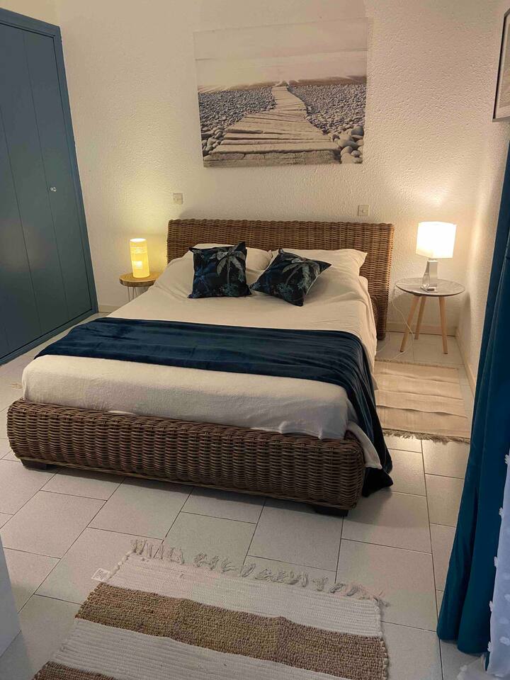 Spavaća soba 2 nalazi se na 1. katu s bračnim krevetom, velikim ormarom i TV-om 