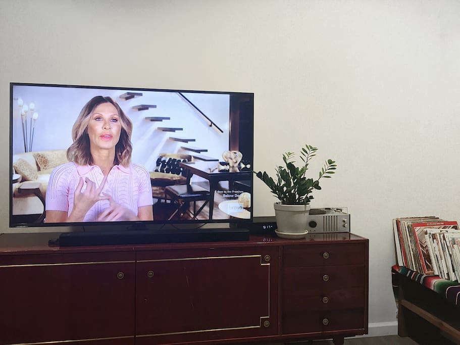 TV with HBOGO, Netflix, Time Warner/Spectrum Cable