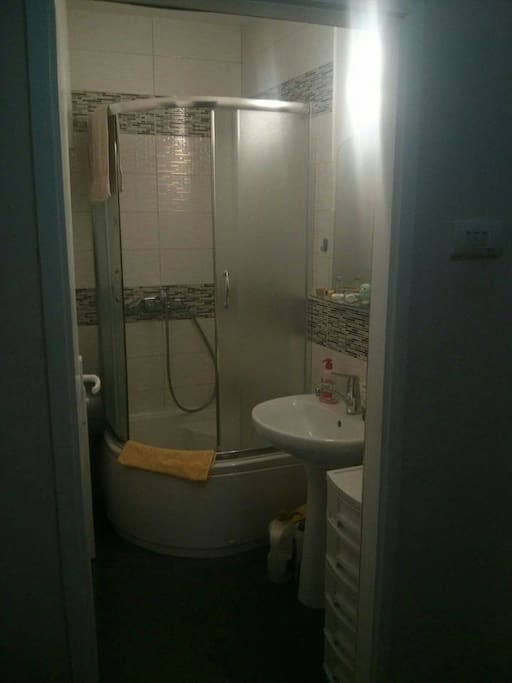 bathroom - always clean , has heating , hot water , shampoo , hairdryer , washing machine