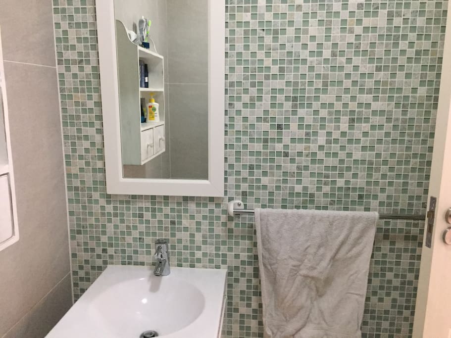 Bathroom sink