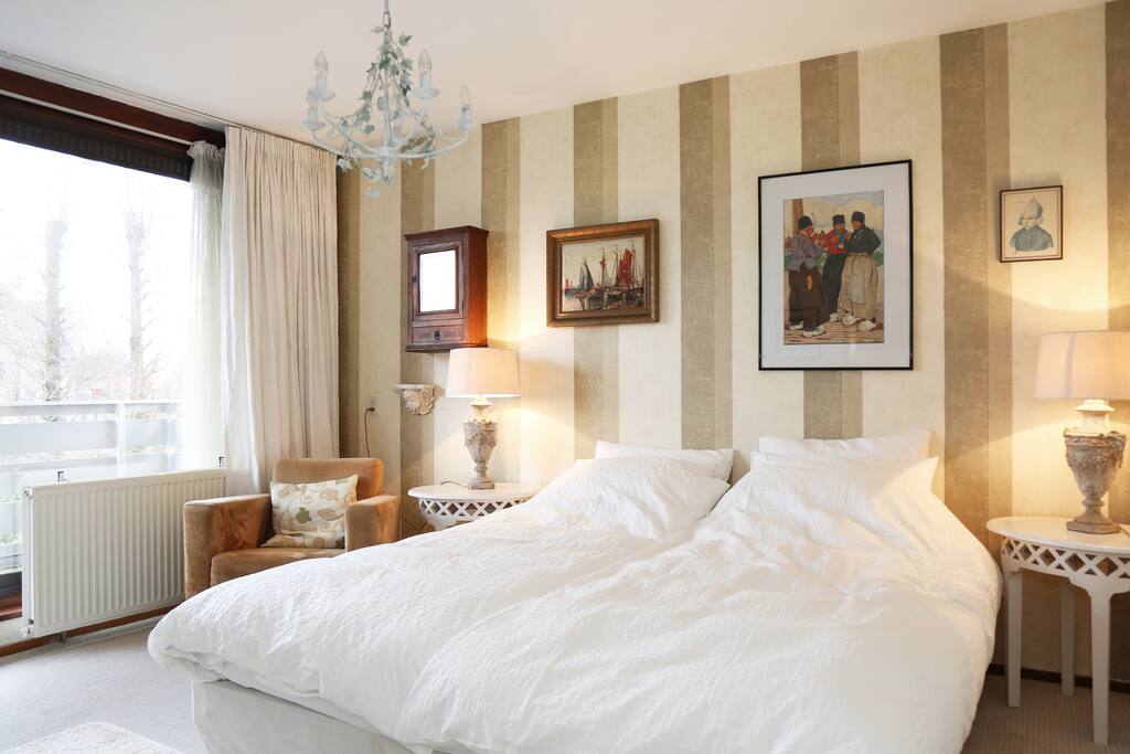 Luxury bedroom with LED TV and free WIFI
