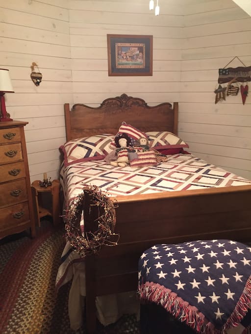 King size patriotic room with loft access