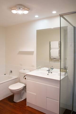 Luxurious 3-bedroom apartment gallery image 5