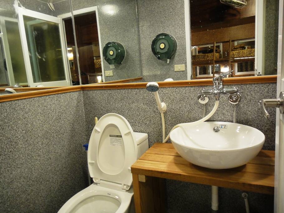 兩間獨立衛浴
2 private bathrooms