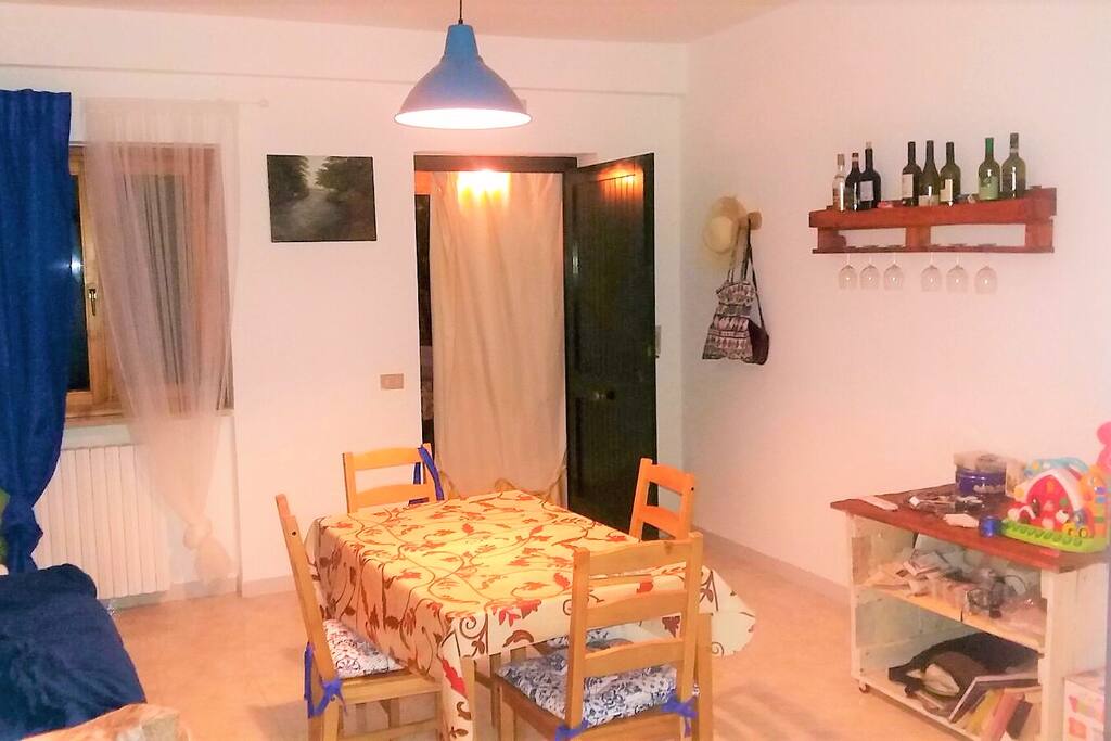 Sala da pranzo, con divano, climatizzatore