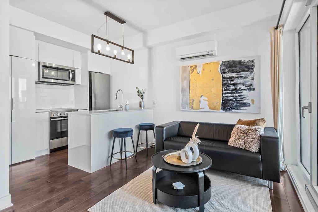 Modern loft in downtown Montreal (balcony+view)