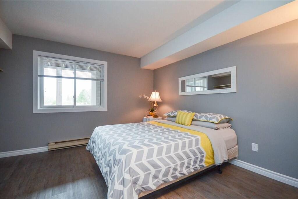 Private guest room with Queen size bed.