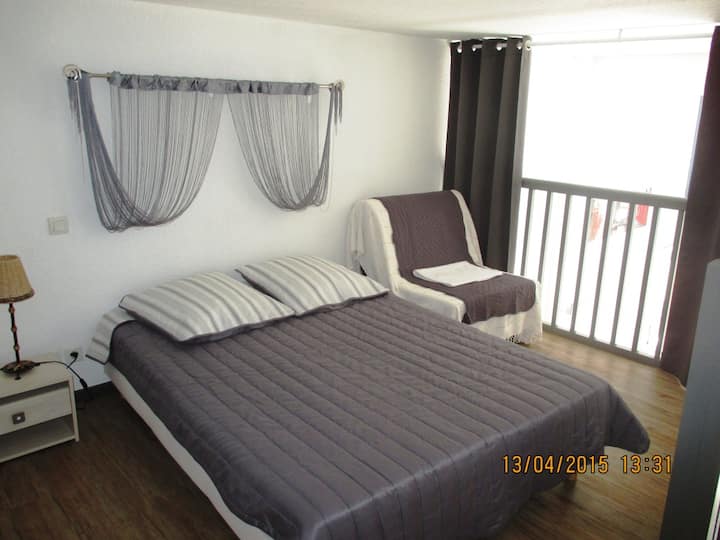 夹层卧室，配有1张140张床和1张80张敞篷床