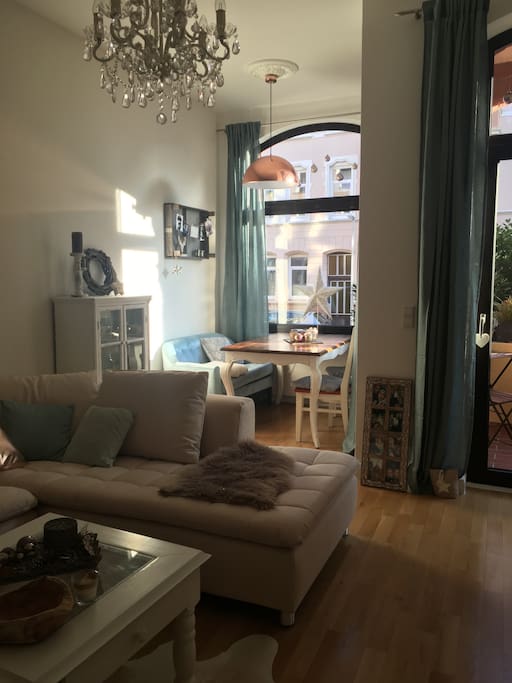 Wohnzimmer mit TV / Living room with TV