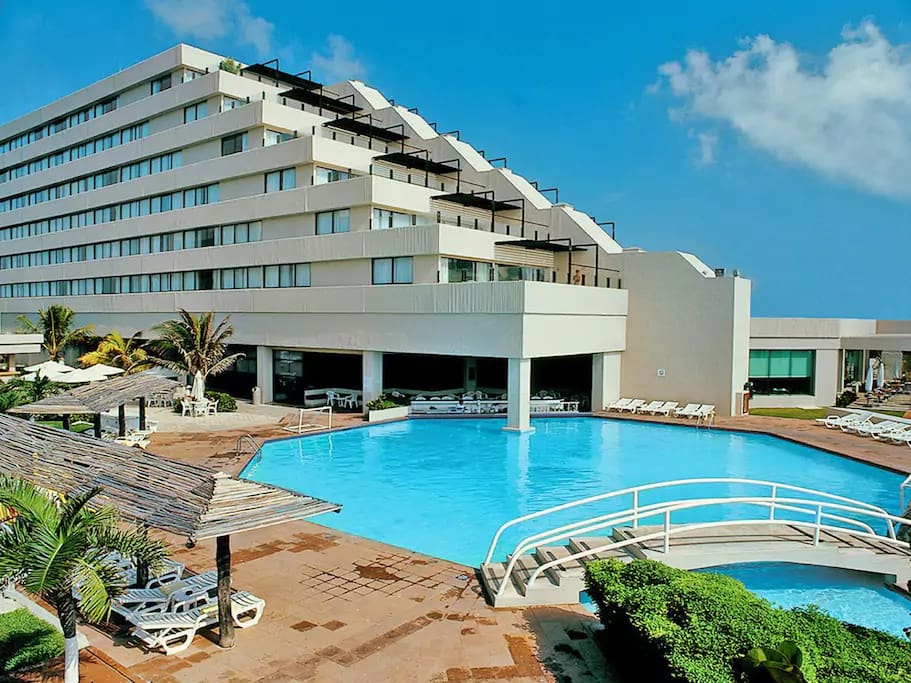 Upper pool with view to the restaurant