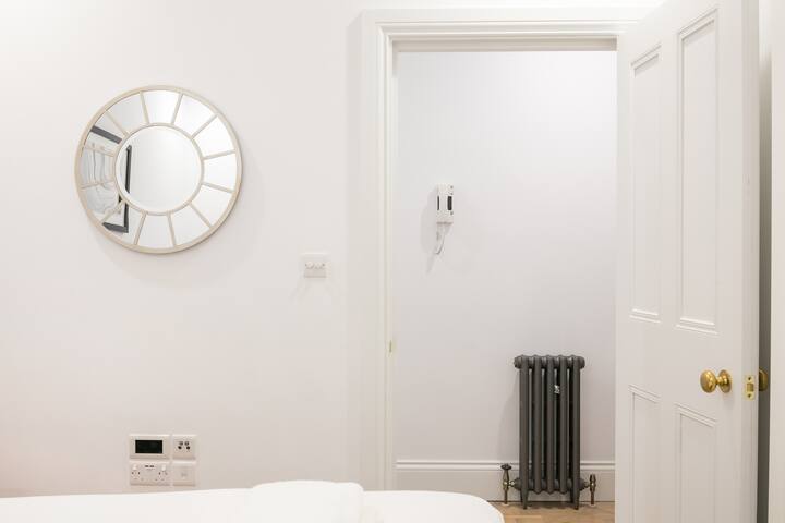 Soho Superior 2 Bed Retreat gallery image 4