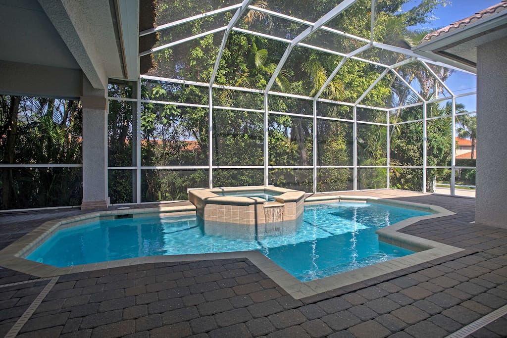 The screened-in lanai is the perfect place to gather with your loved ones.