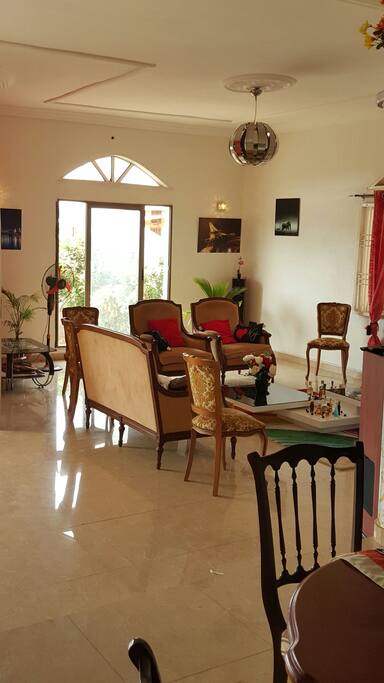 Superbe villa au calme - Villas à louer à Cotonou abomey-calavi departement atlantique, Littoral departement atlantique, Bénin Airbnb Logement entier à Cotonou abomey-calavi departement atlantique (Bénin). située à calavi,aux abords de cotonou, il s'agit d'une construction neuve:salon avec mezzanine,terrasses devant et derrière... superbe villa au calme - Villas à louer à Cotonou abomey-calavi departement atlantique, Littoral departement atlantique, Bénin