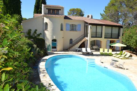 Beautiful and large villa in the "green" Provence