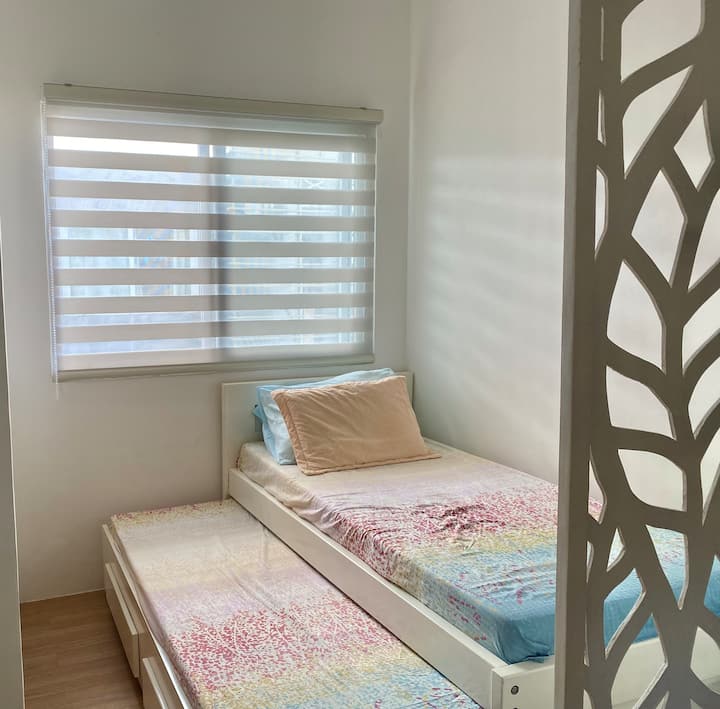 1 lit simple avec 1 lit simple escamotable 

Disponible :
Couvertures
Oreillers
Matelas 
Serviettes de bain
