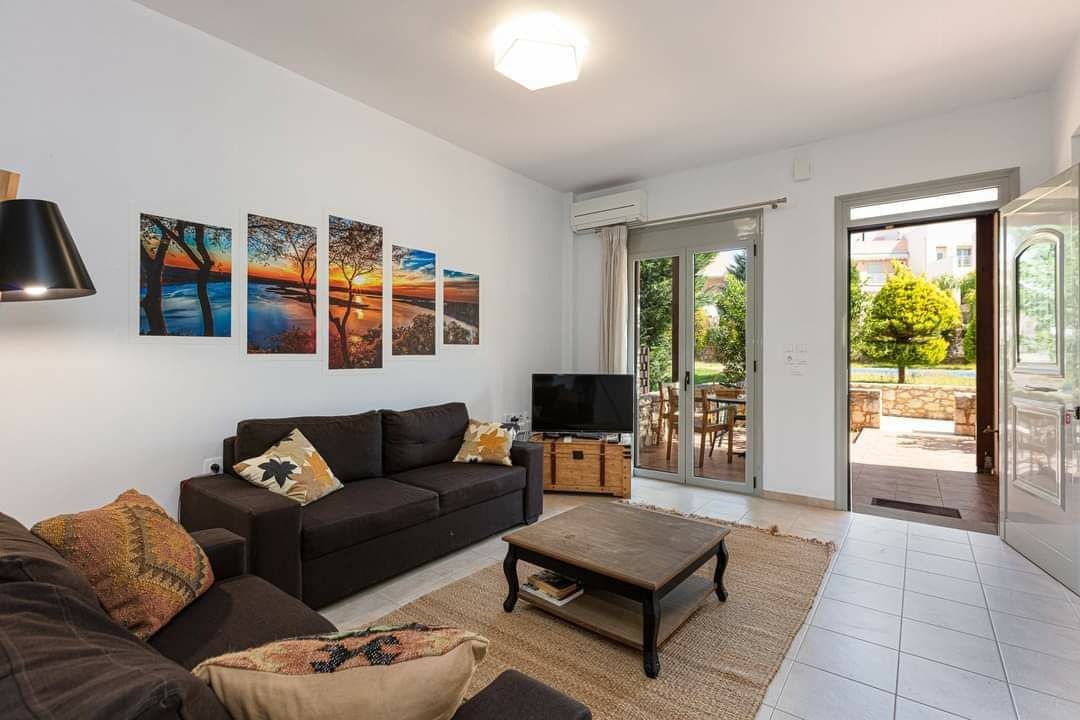 Dhomë e madhe ndenjjeje, përballë oborrit të përparmë dhe pishinës.