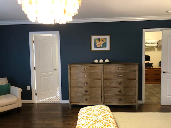 Суит с родителска спалня с дрешник и голяма самостоятелна баня 