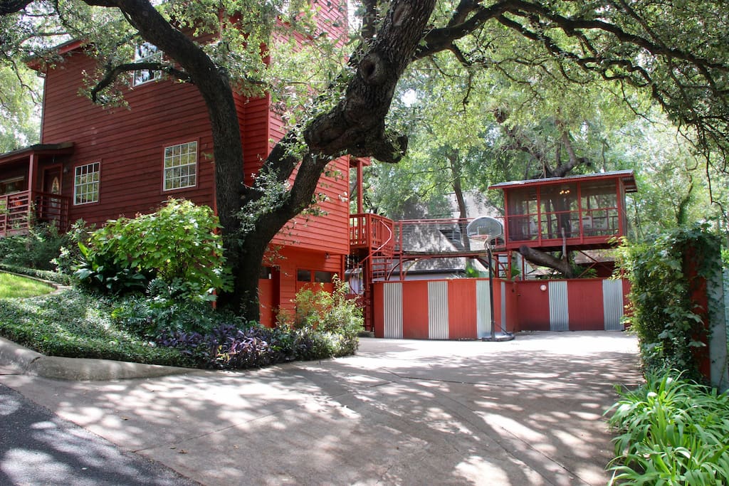 Driveway with treehouse and ample parking for 3-5 cars