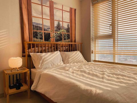 [Rating 4.93] Gozenuck 492 # 5 minutes on foot from the station # Late check-in, 20 o'clock # Afternoon check-out, 16:00 # Train view # Bedding washing every day