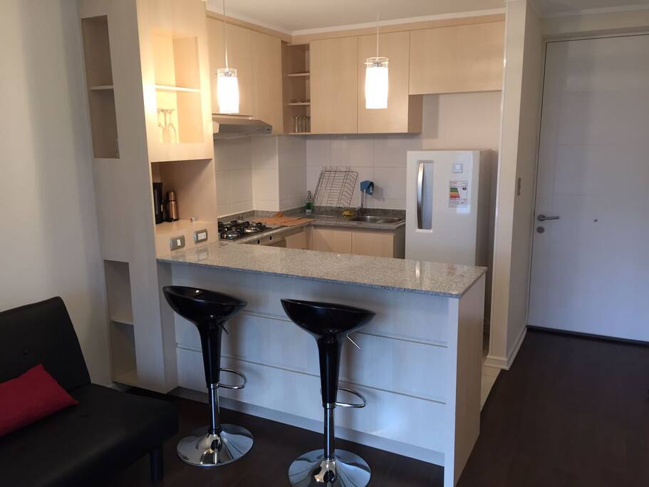 Cocina equipada con comedor de diario