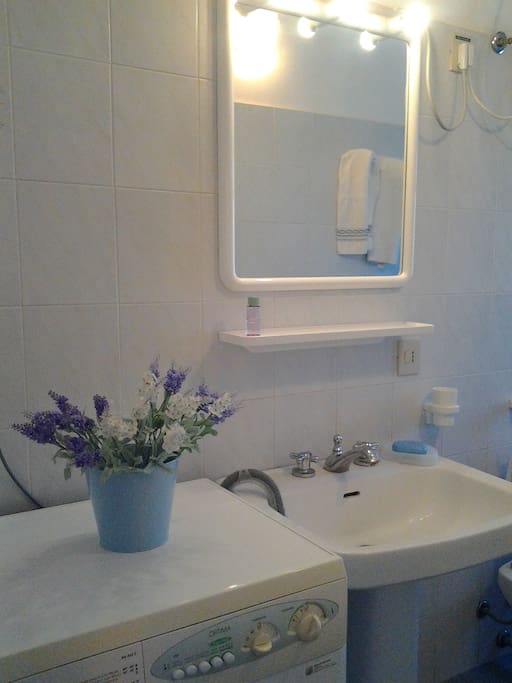 Bathroom with washing machine - bagno con lavatrice
