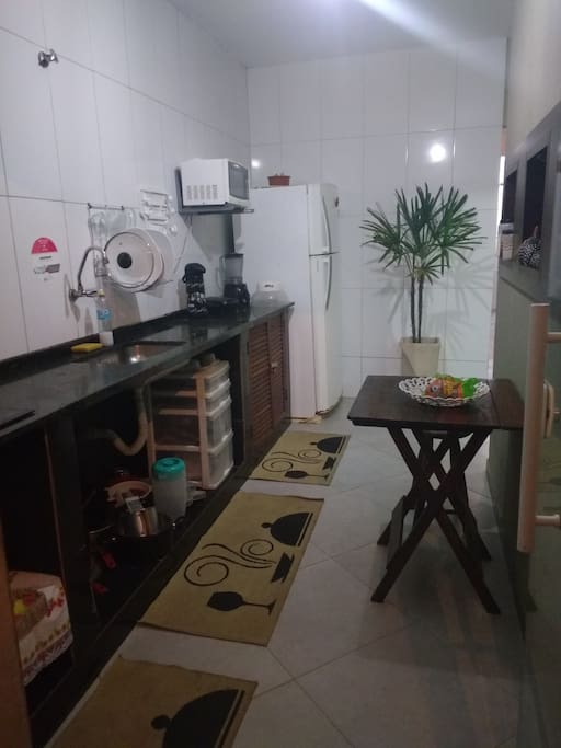 Cozinha com fogão Cooktop geladeira e todos utensílios