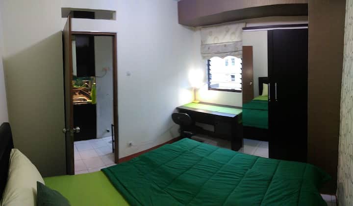 Kamar tidur lit queen.