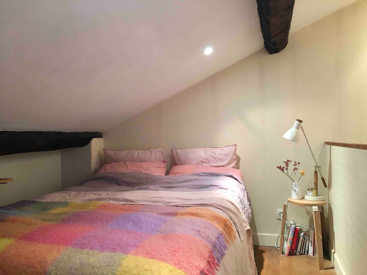 Спалнята с дървена колиба с пашкул на тавана 