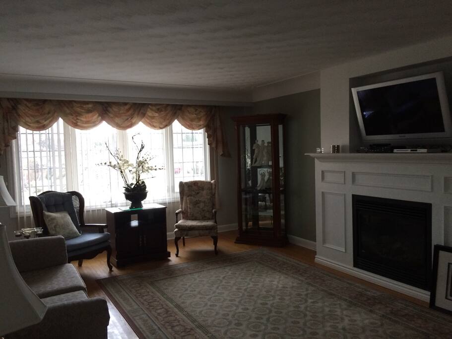LIVING ROOM WITH QUEEN SOFA BED