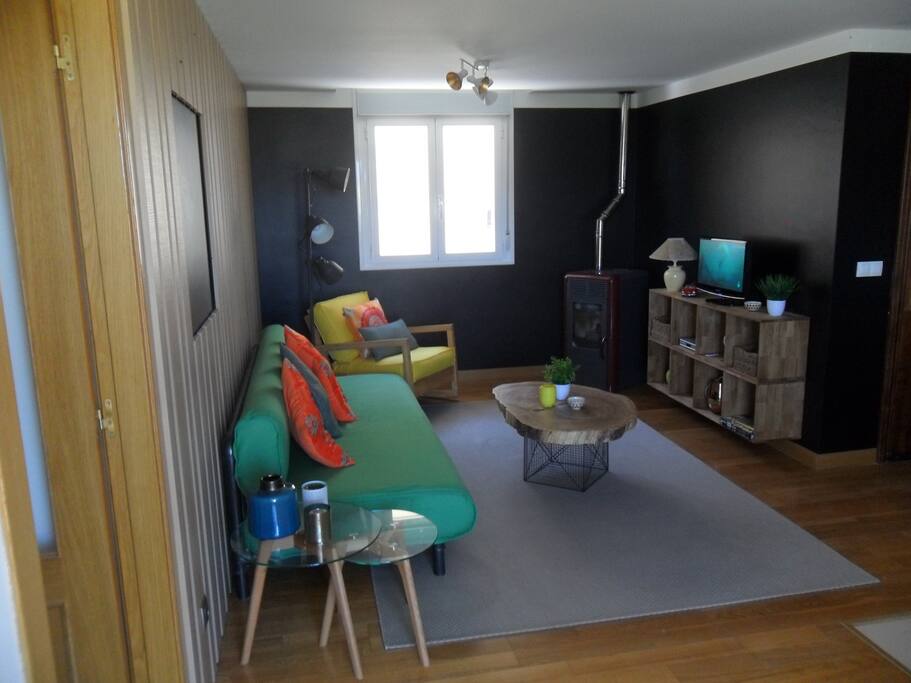 El salón con estufa de pellet/Le salon et son poêle à granulés.