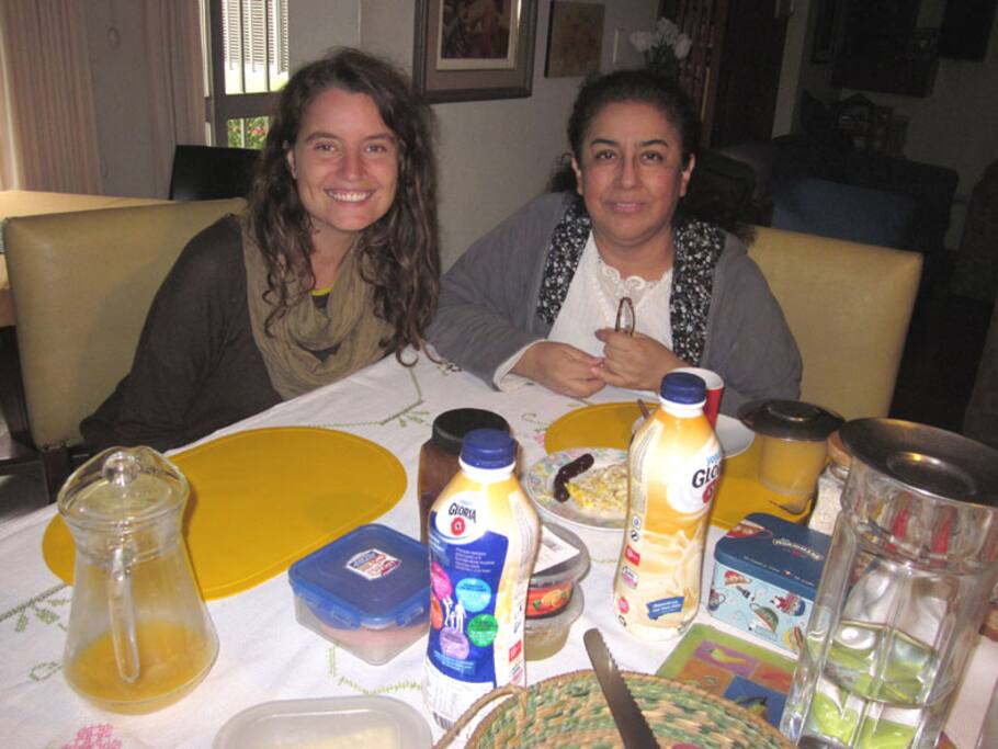 Alice, de Irlanda. Estuvo muy a gusto en casa y disfrutó del desayuno y la velocidad de internet- Con la anfitriona Fany
