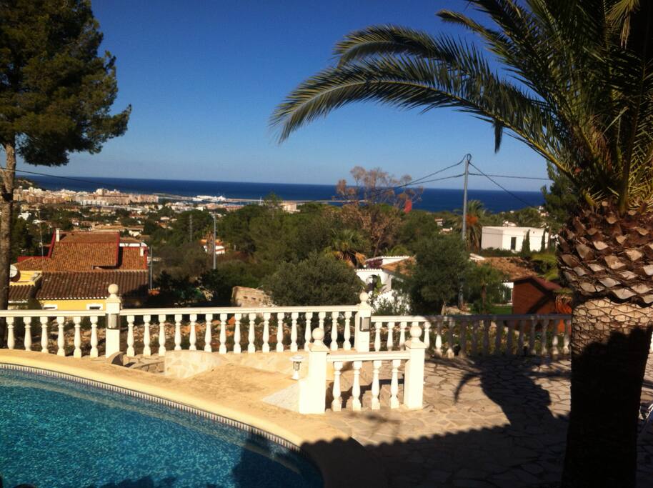 piscina y mar al fondo
