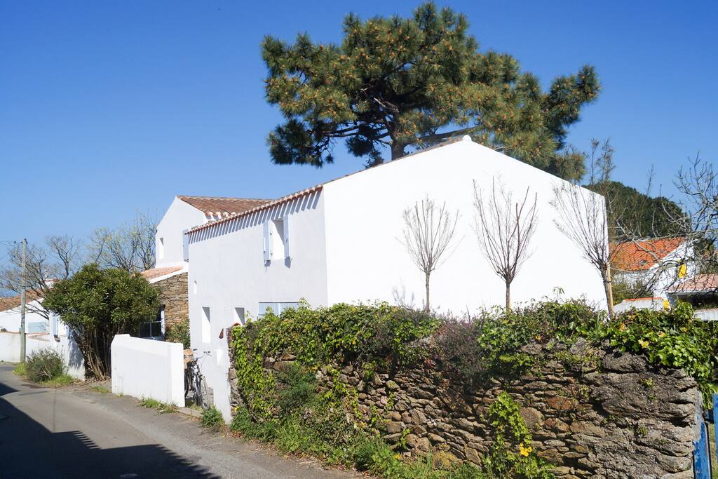 La maison vue de la petite rue qui conduit à la plage.