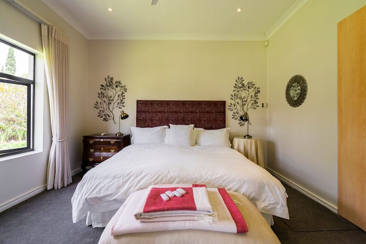 Main bedroom with King bed and Egyptian linen