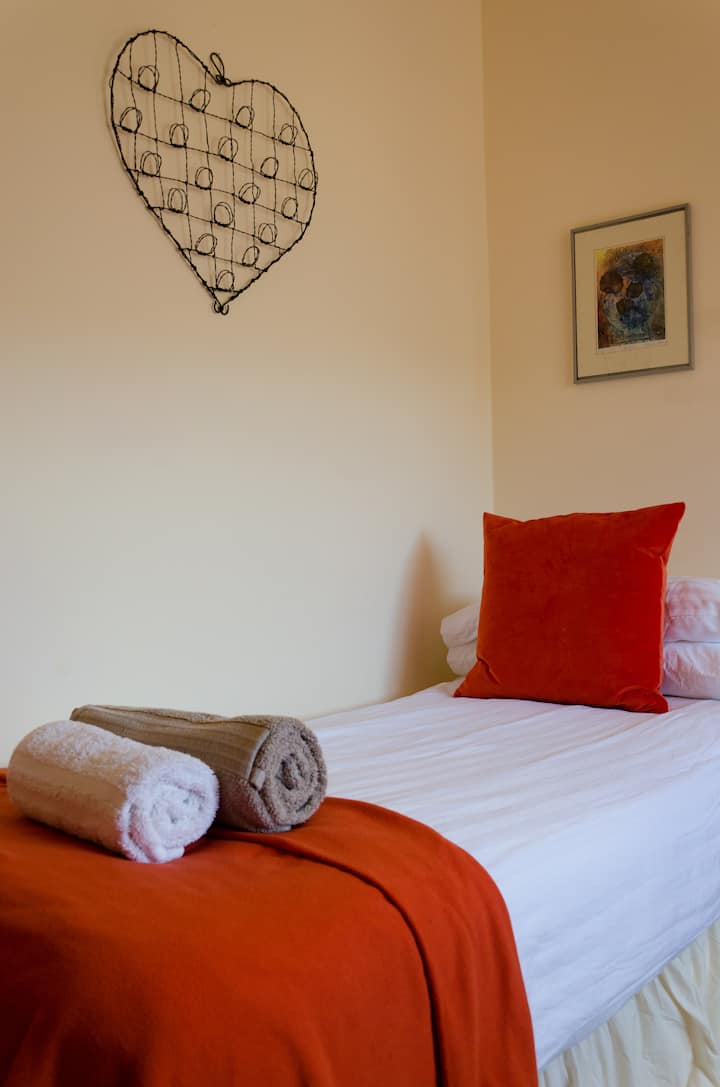 Front twin bedroom