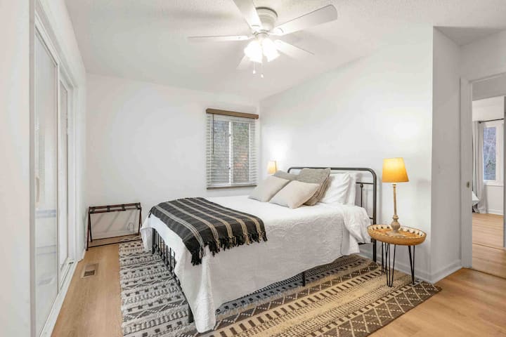 Chambre 2 au rez-de-chaussée avec vue sur le lac avec lit queen size