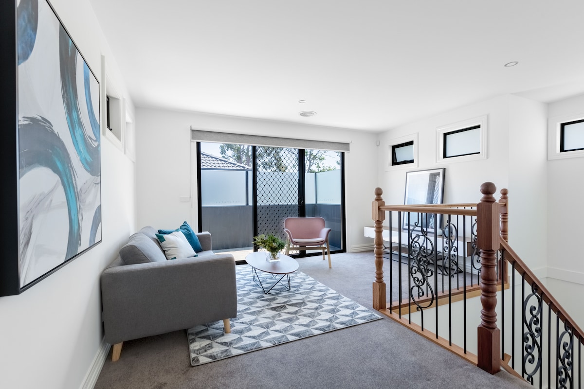 prostor za odmor na katu sa sunčevom svjetlošću i svježim zrakom, prostran i miran