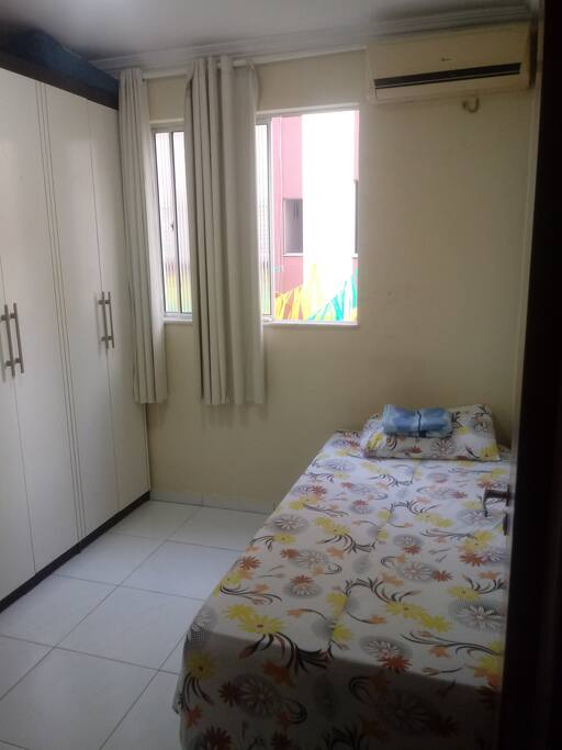 UMA CAMA BICAMA; UM GUARDA ROUPAS 3PORTAS (1 PORTA POR HOSPEDE).