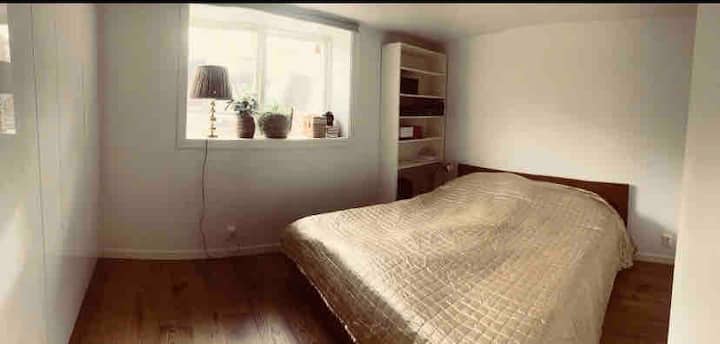 Spálňa s výhľadom do záhrady